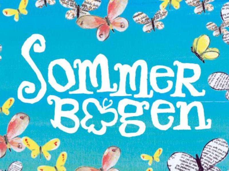 Sommerbogens logo på turkis baggrund, med en masse sommerfugle af papir rundt om.